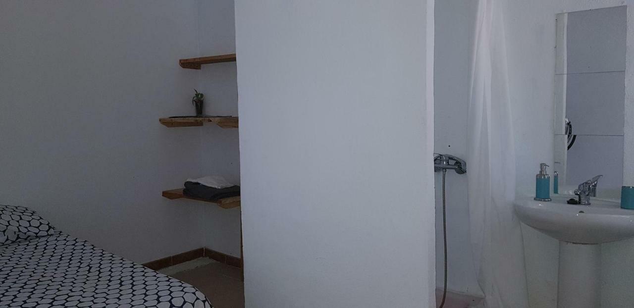 Basic En-Suite Bedroom By The Sea Guinea Exterior foto